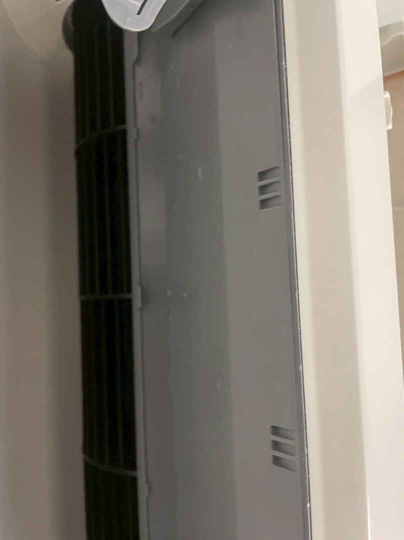 エアコン分解後の内部パーツに付着したホコリと汚れ