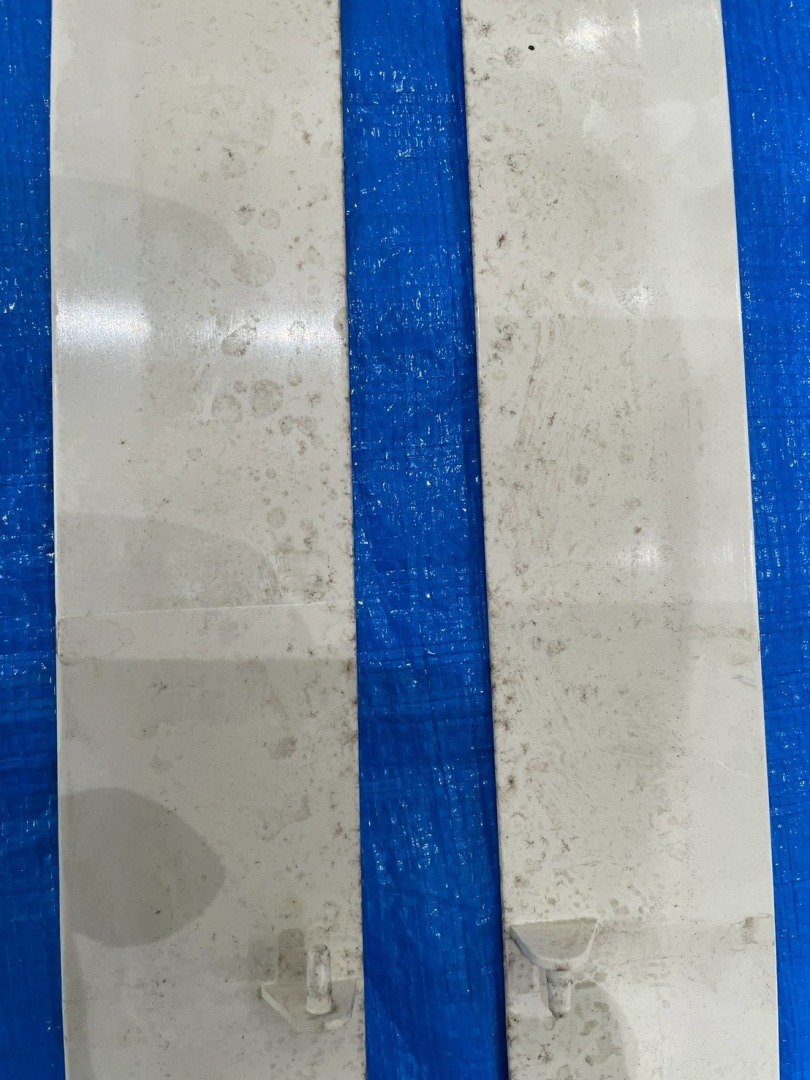 エアコン内部ファン周辺に付着したカビ汚れ