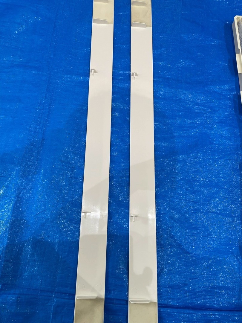 分解したエアコン部品の汚れた状態