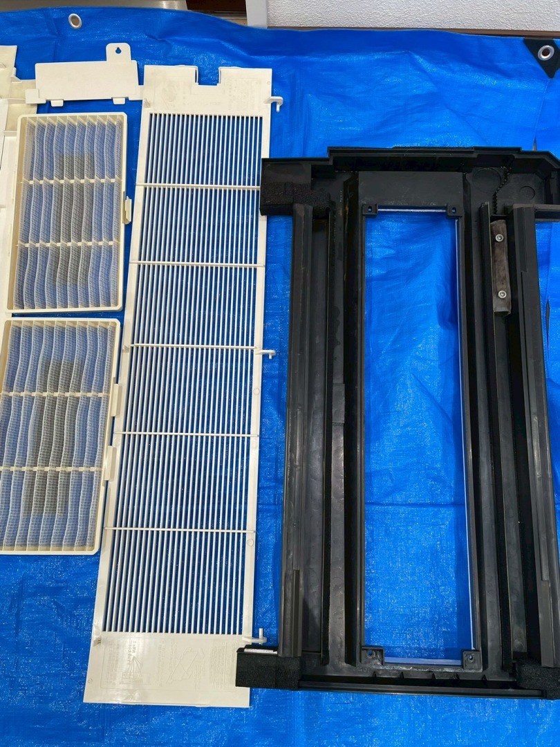 エアコン内部の送風ファンと汚れの様子