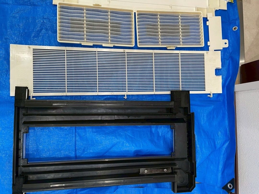 分解したエアコン送風部分の内部構造