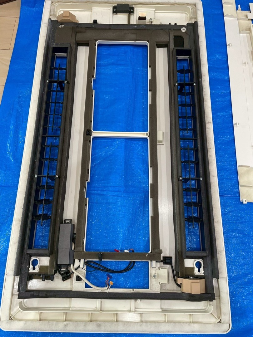 エアコン内部ファンの汚れ確認作業