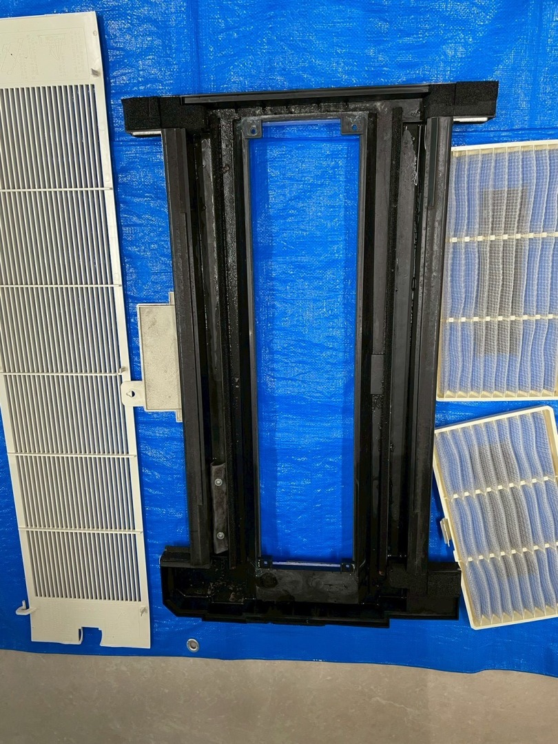 エアコン内部ユニットの分解作業中