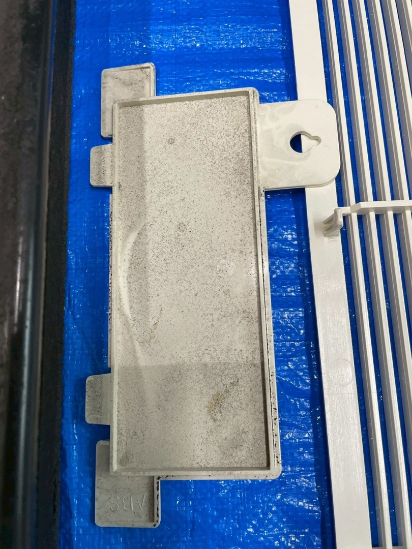 分解したエアコン内部パーツの状態