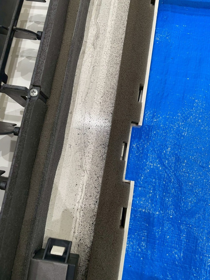 分解したエアコンフィルターとカバー部品