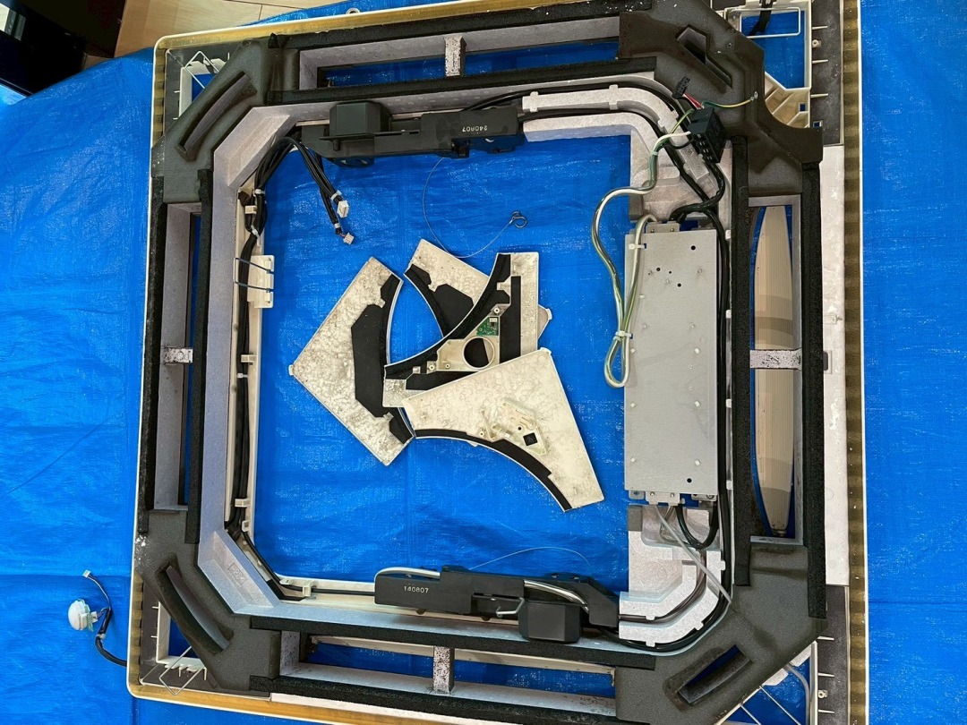 取り外したエアコン前面カバー