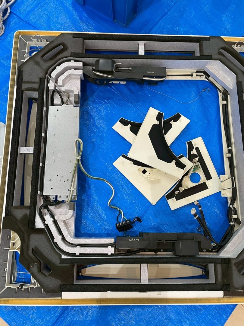 エアコン部品を分解して並べた様子