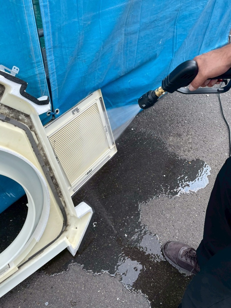 エアコン内部パーツ洗浄前の状態