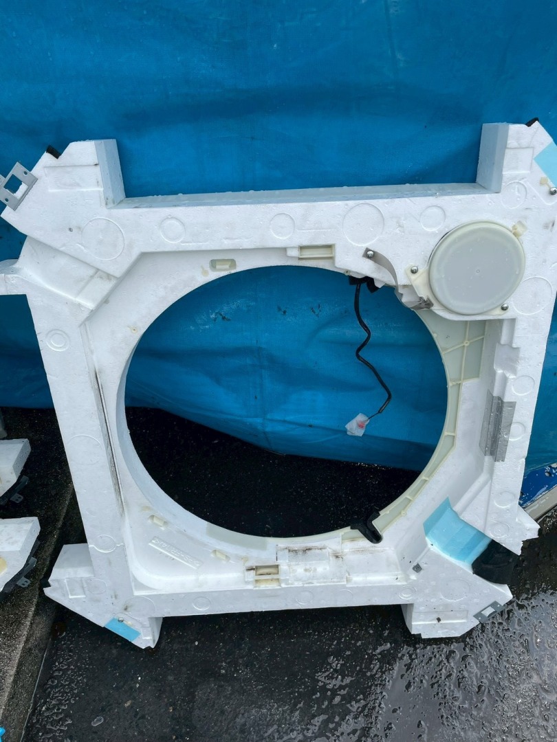 汚れが付着したエアコン分解部品