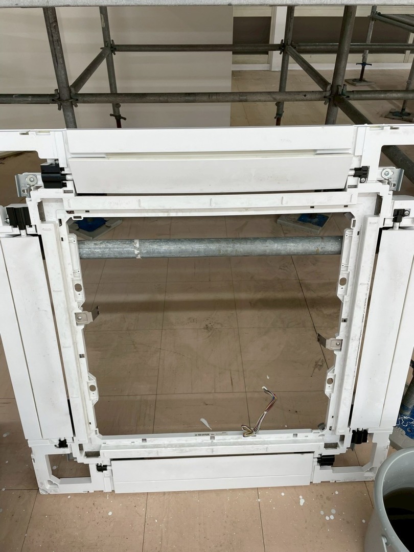 分解洗浄前のエアコン内部部品