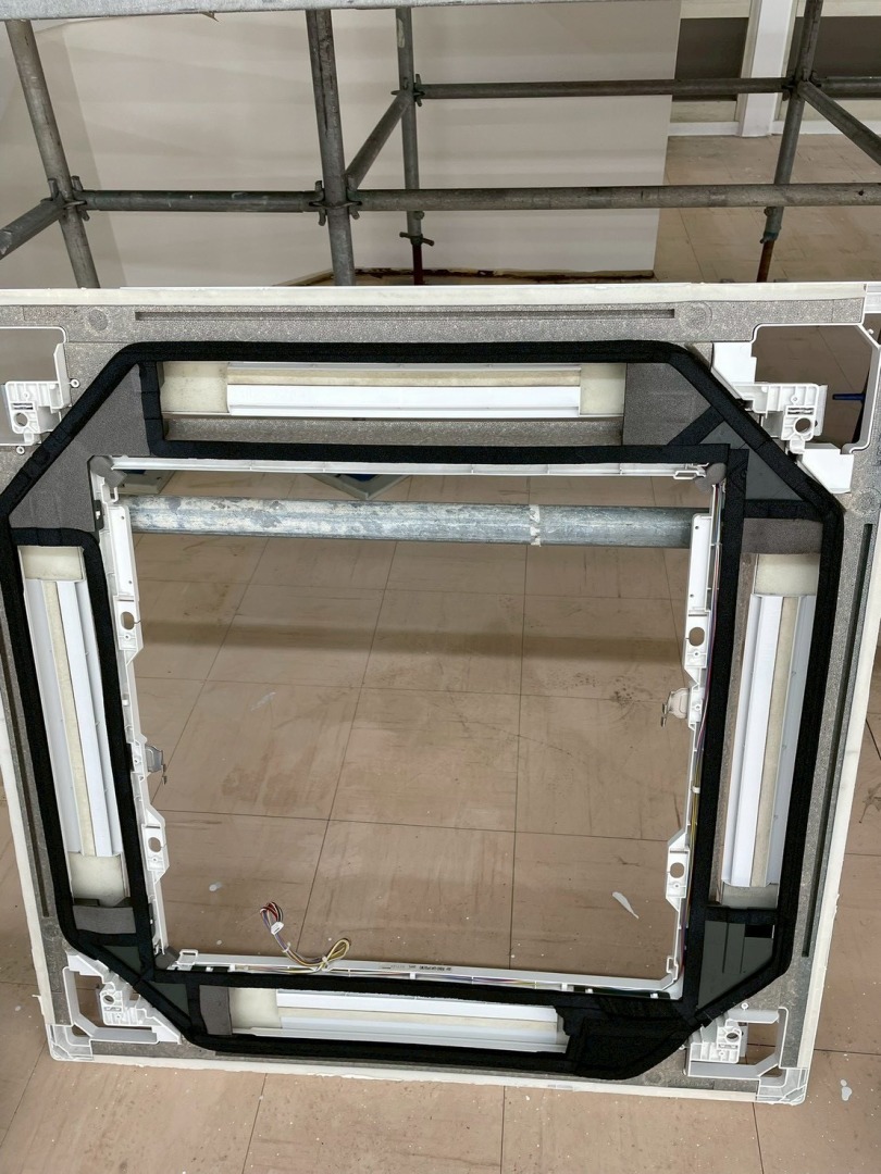 エアコン分解清掃で取り外した部品一式