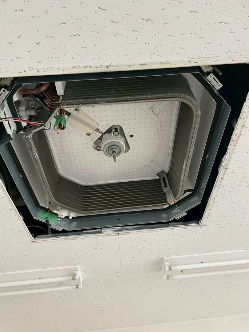 エアコンクリーニング後のきれいな内部部品