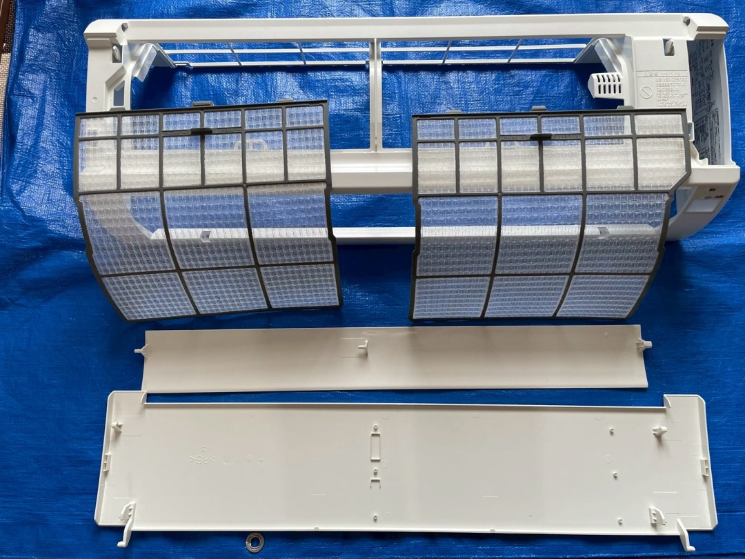 エアコン分解洗浄で清潔になった部品