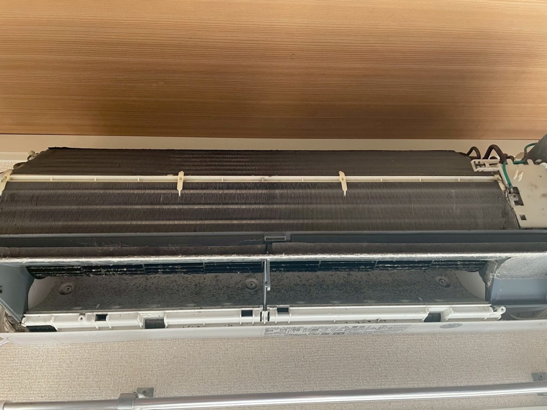 エアコン内部洗浄後の清掃済みパーツ