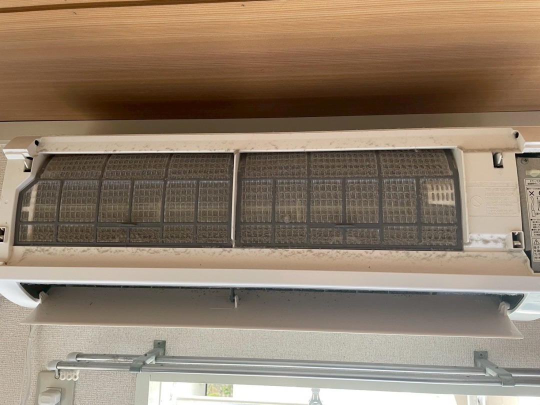 分解したエアコンパーツを並べた状態