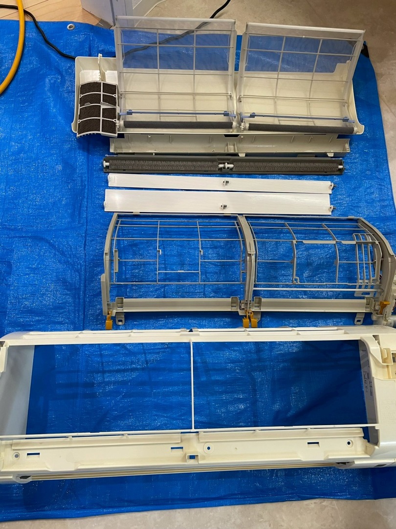 エアコン分解部品の清掃完了状態