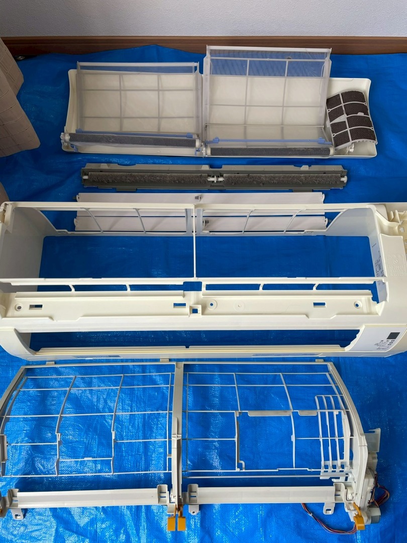 エアコン内部パーツの洗浄作業後