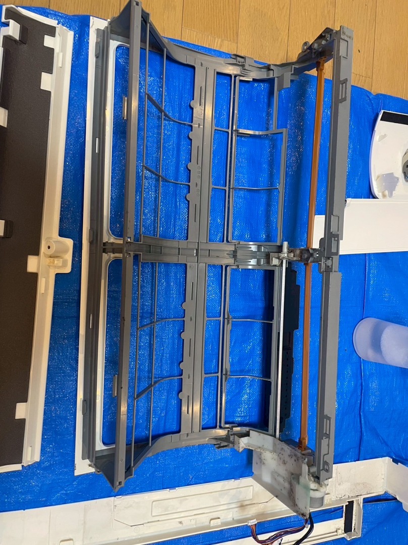 ホコリを除去したエアコンフィルター