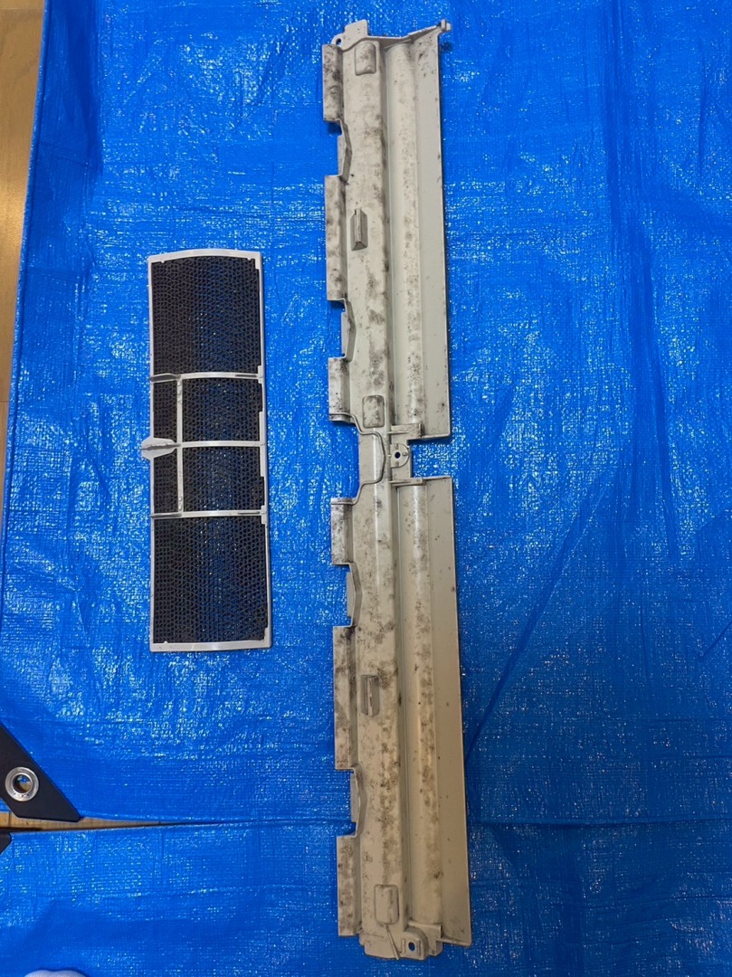 分解洗浄後のエアコンフィルター部品