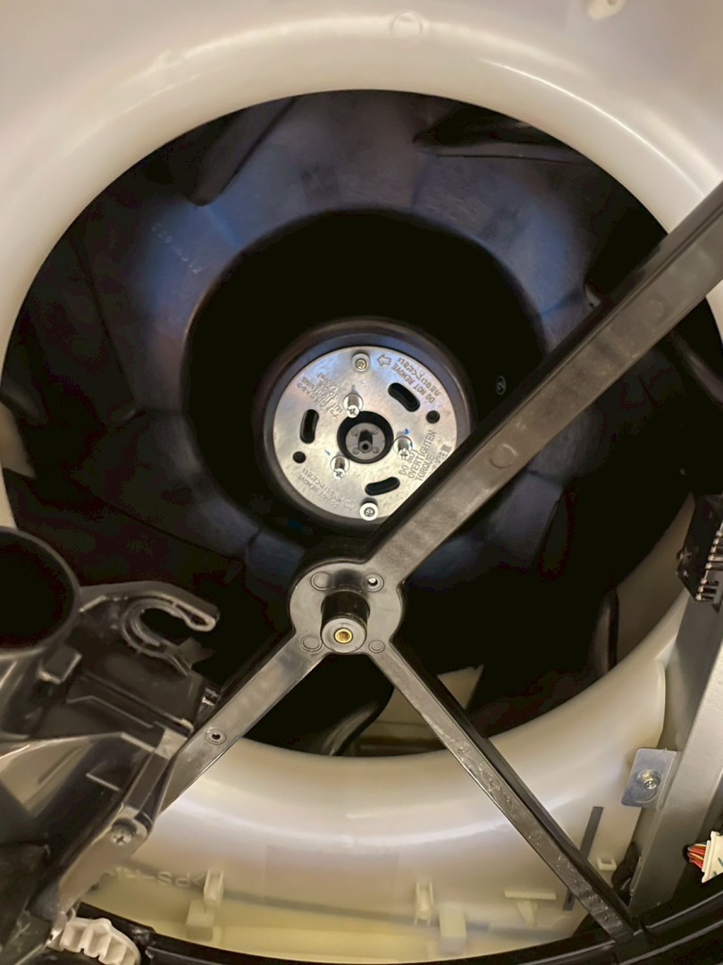 分解したエアコン内部構造の様子