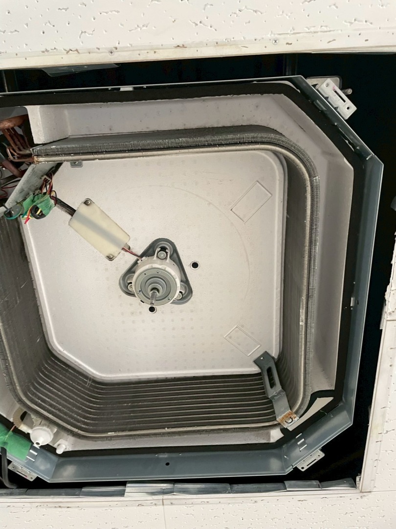 清掃完了後のエアコン内部部品