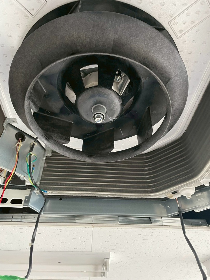 エアコン分解清掃の最終工程