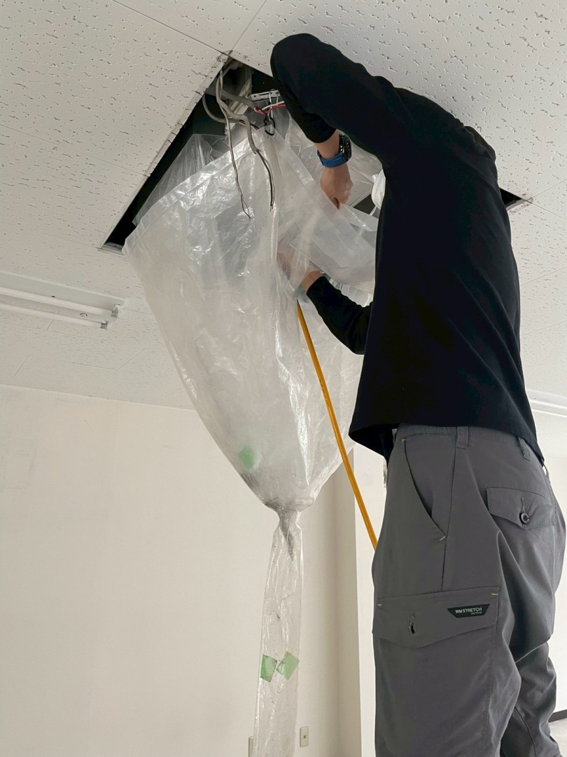 組み立て前のエアコン清掃済み部品