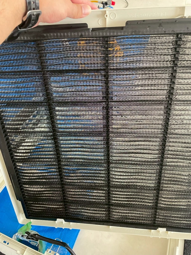 エアコンクリーニング作業中の分解部品全体