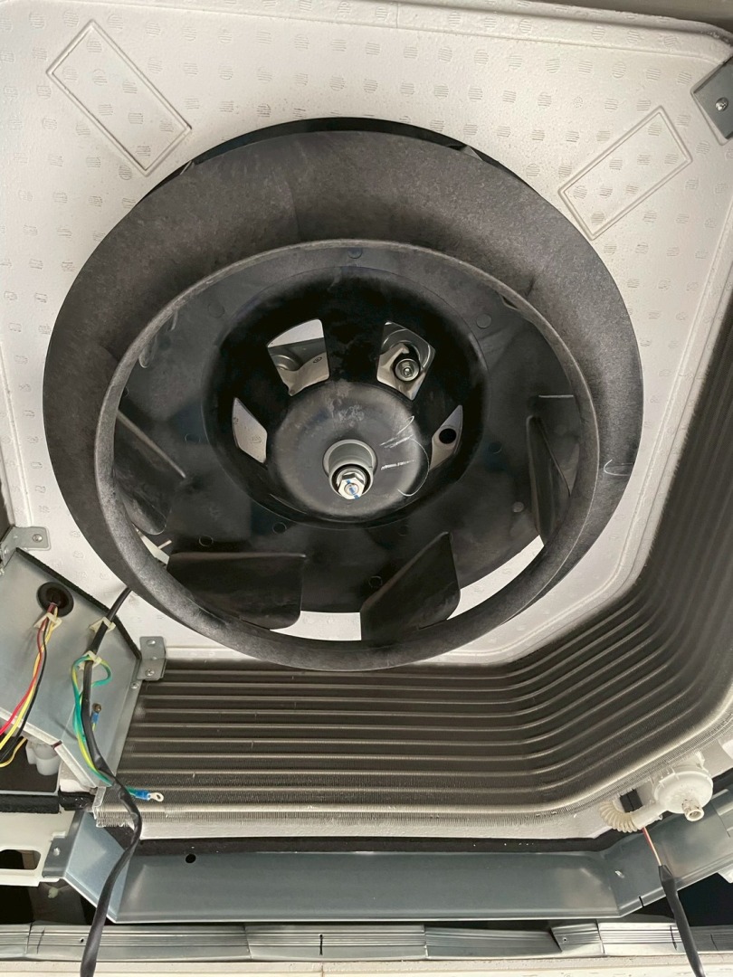 分解したエアコン部品の作業風景