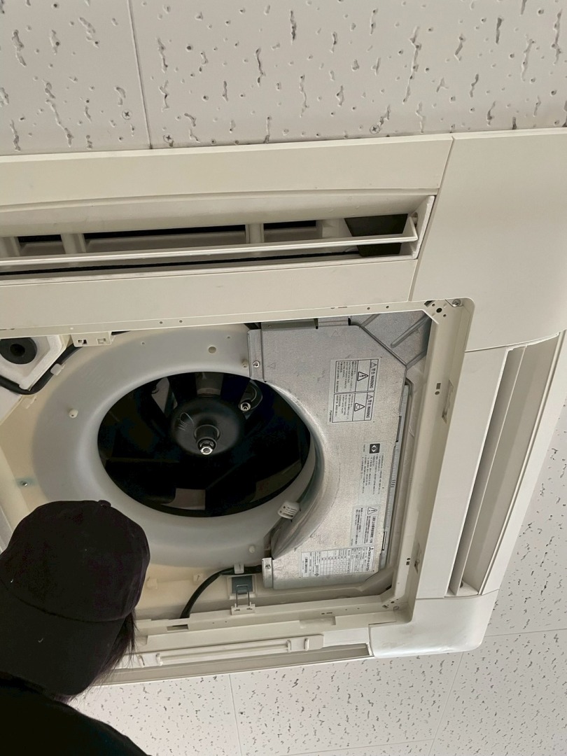 分解洗浄でエアコンを清潔に保つ作業例